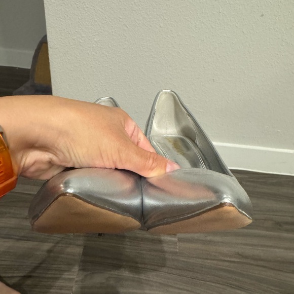 Metallic silver pointed toe pumps - Picture 5 of 8